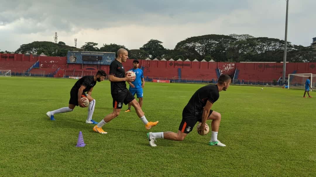 Tiga pemain asing Persik telah tiba di markas Persik dan langsung mengikuti latihan bersama penggawa Persik lainnya. (Foto: Fendhy Plesmana/Ngopibareng.id)