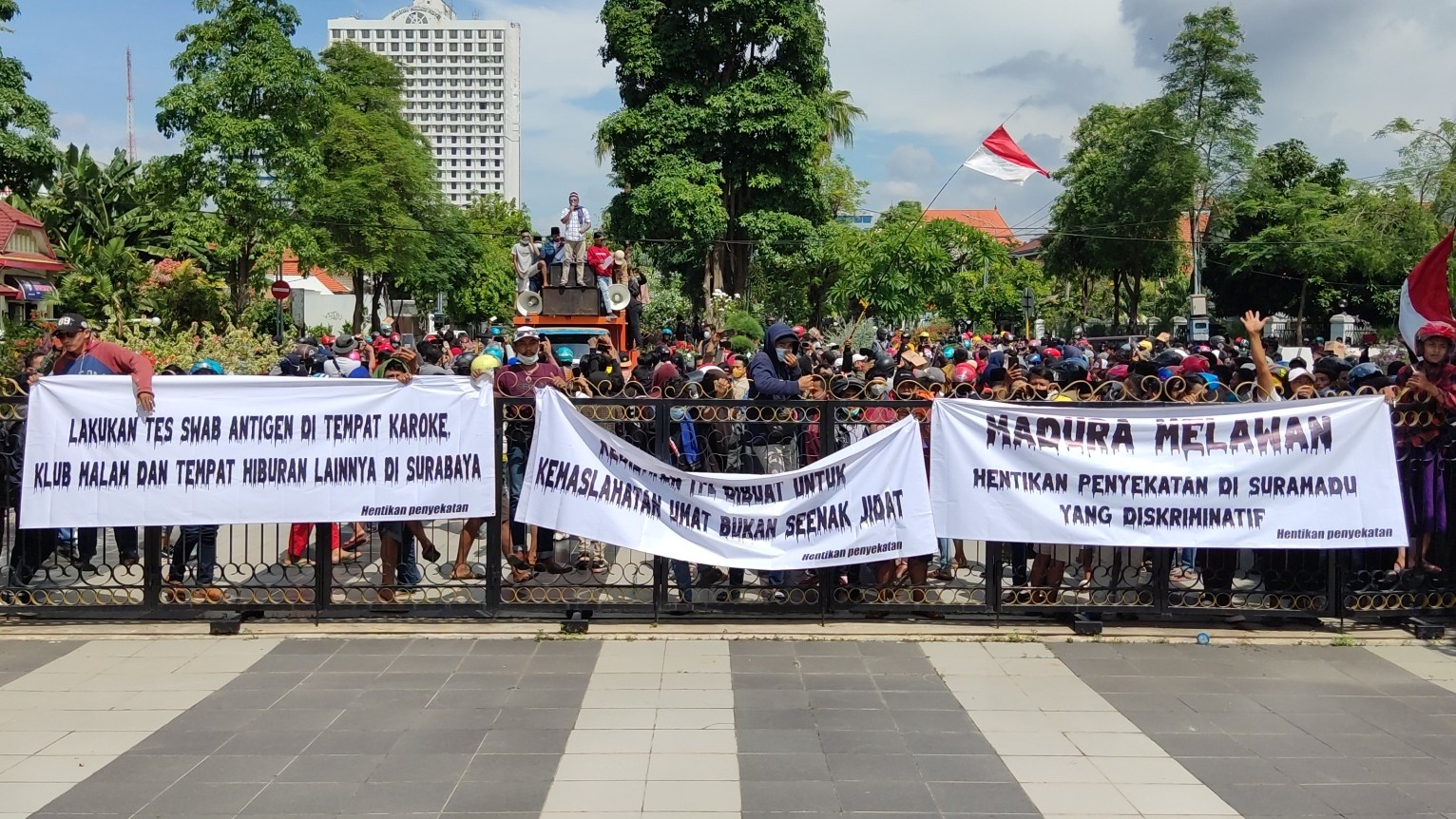 Warga Madura Bersatu melakukan aksi demonstrasi di Balai Kota, Surabaya, Senin 21 Juni 2021. (Foto: Fariz Yarbo/Ngopibareng.id)