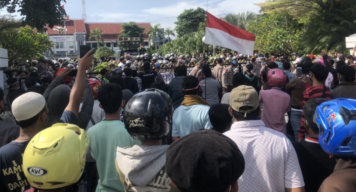 Ratusan massa warga Madura yang mencoba masuk ke Balai Kota Surabaya (Foto: Andhi Dwi/Ngopibareng.id)