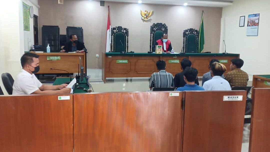 Para pelaku pungutan liar menjalani sidang tipiring di Pengadilan Negeri Banyuwangi (foto:istimewa)