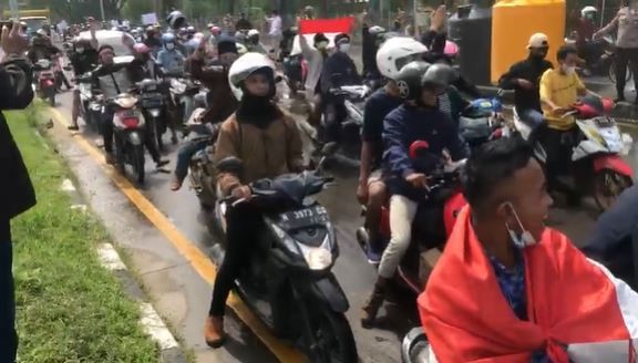 Ratusan warga Madura demo tolak Swab Antigen di Surabaya. (Foto: Andhi/Ngopibareng.id)