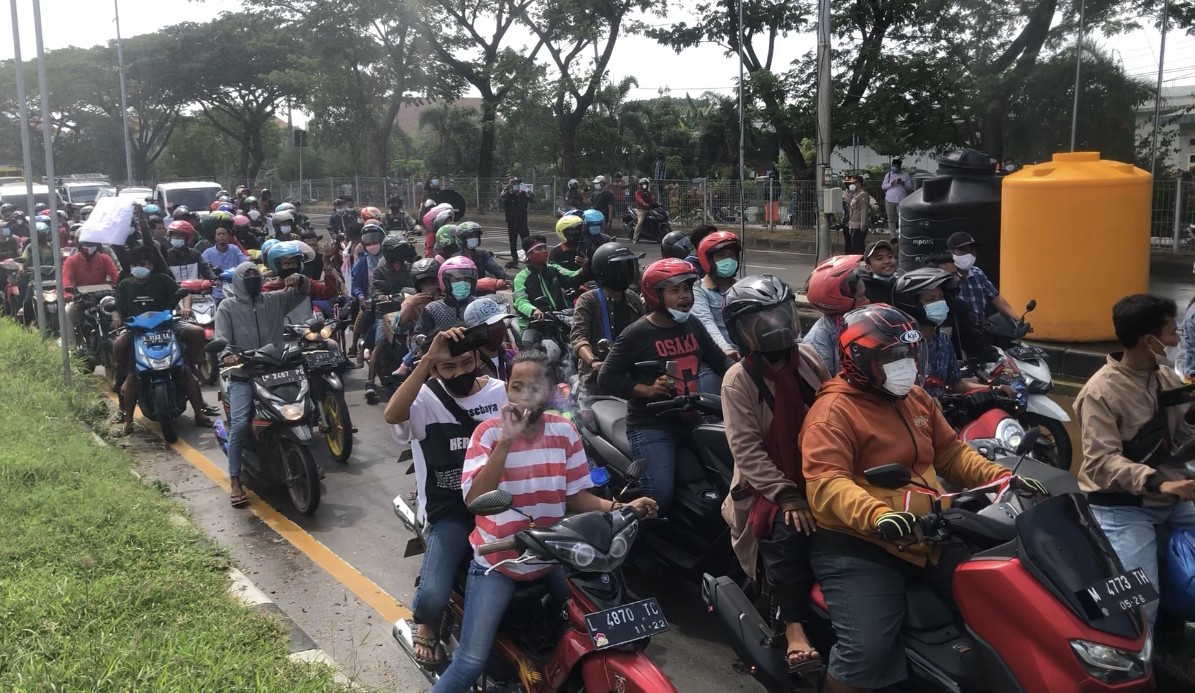 Ratusan warga Madura yang menerobos penyekatan Jembatan Suramadu (Foto: Andhi Dwi/Ngopibareng.id)