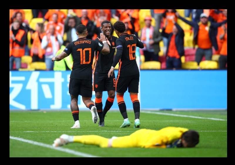 Memphis Depay, Donyell Malen, Giorginio Wijanldum merayakan tiga gol mereka ke gawang Makedonia Utara. (Foto: UEFA)