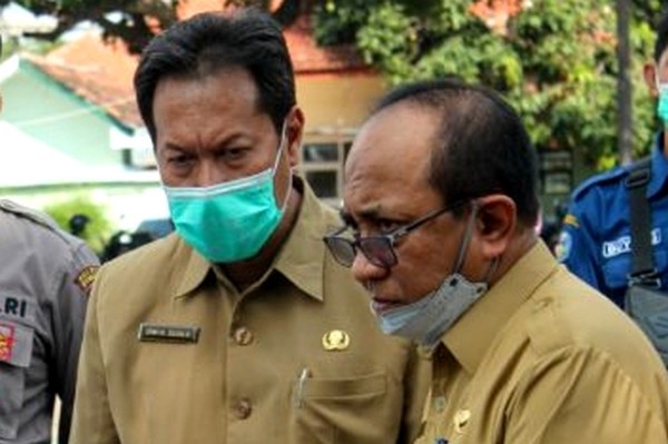 Plt Kepala Dinkes Bondowoso Dwi Herman Susilo dan Sekda Syaifullah (kanan) berkoordinasi memutuskan layanan kesehatan Puskesmas Banyupuitih  tutup hingga pekan depan. (foto: istimewa)