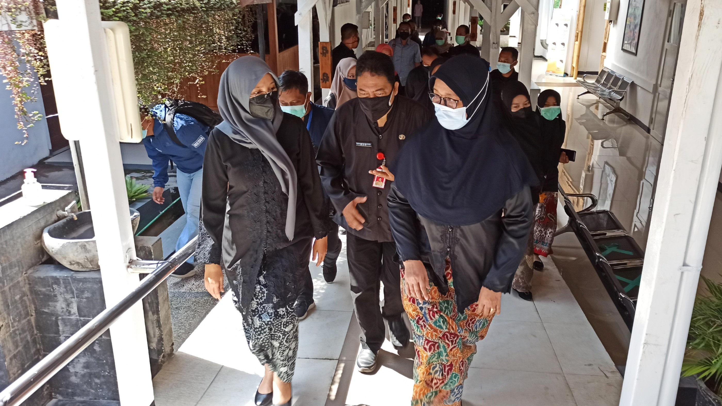 Bupati Banyuwangi Ipuk Fiestiandani (kiri) mengecek ketersediaan bed di RSUD Blambangan (Foto: Muh Hujaini/Ngopibareng.id)