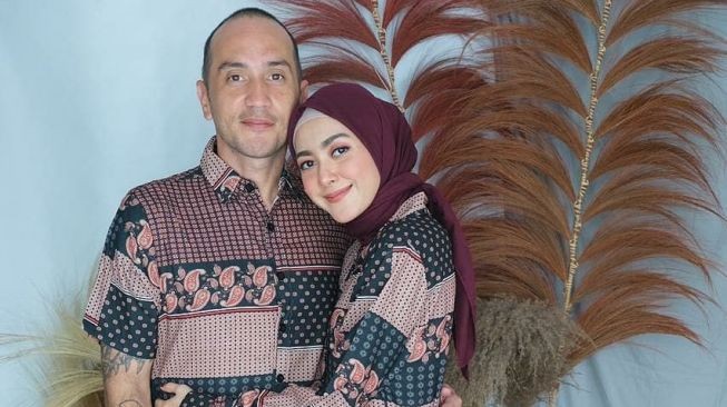 Foto pasangan aktor Gary Iskak bersama sang istri, Richa Novisha. (Foto: Instagram)