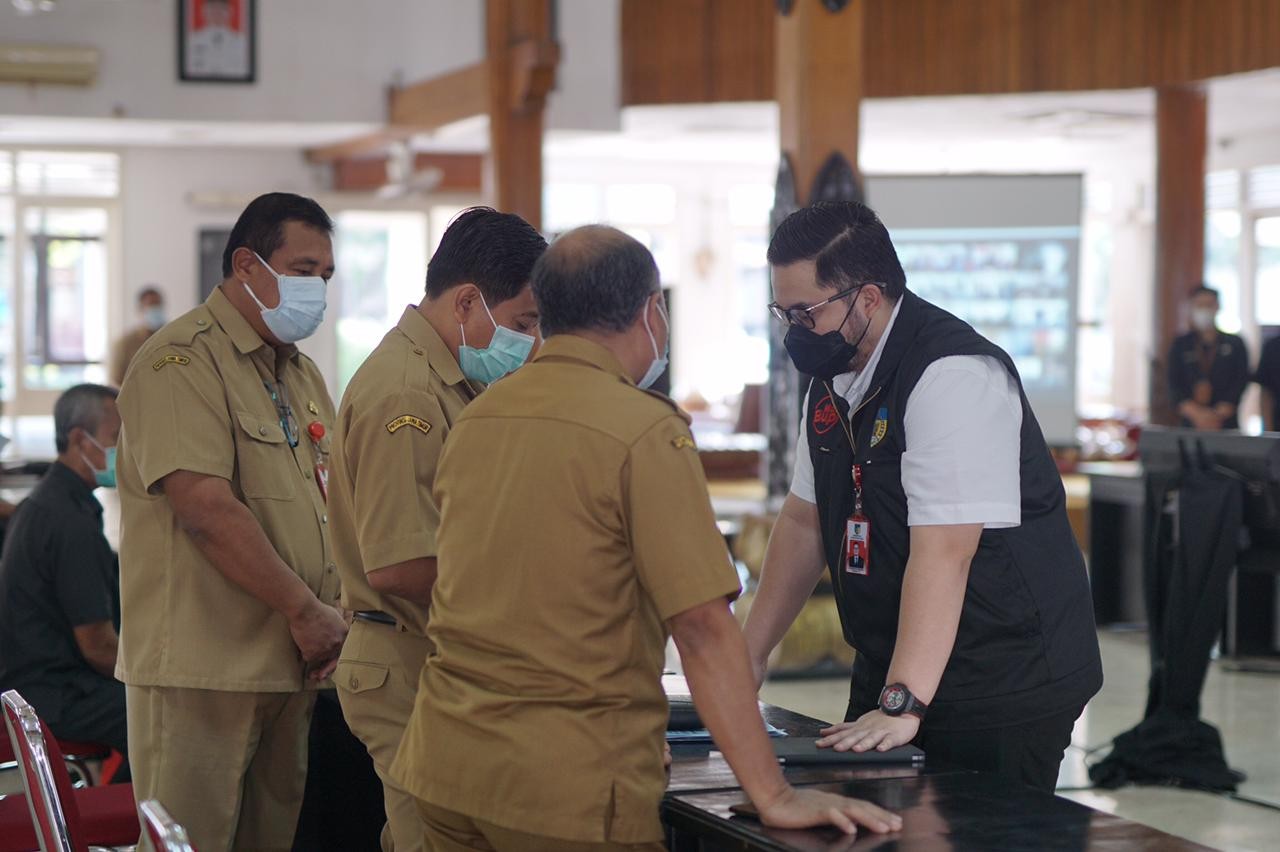 Bupati kediri menggelar rapat bersama tim satgas covid -19