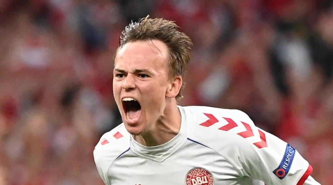 Ekspresi Mikkel Damsgaard usai mencetak gol pembuka Timnas Denmark saat bentrok lawan Rusia di laga terakhir Grup B. (Foto: Twitter/@Euro2020)