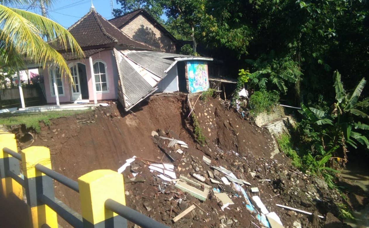 Sebagian bangunan Musala ambruk terbawa tanah longsor (foto: Istimewa)