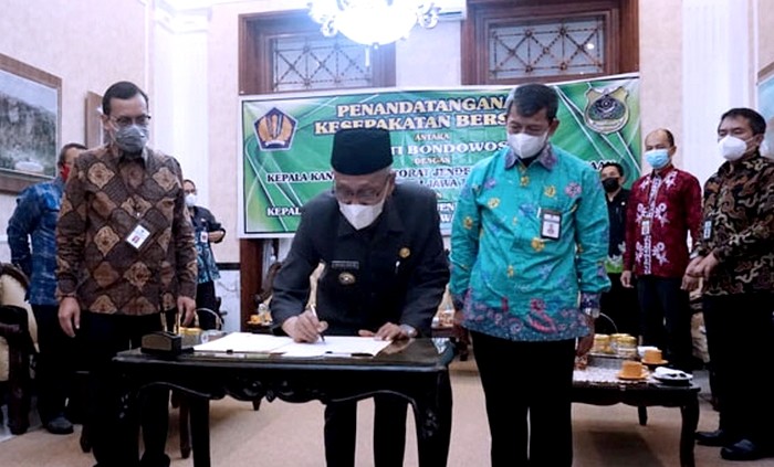 Bupati Bondowoso Salwa Arifin menandatangani MoU pengelolaan keuangan APBN di Bondowoso  dengan Kanwil Ditjen Perbendaharaan Jatim di pendaopa bupati, Selasa 22 Juni 2021. (foto: guido/ngopibareng.id)