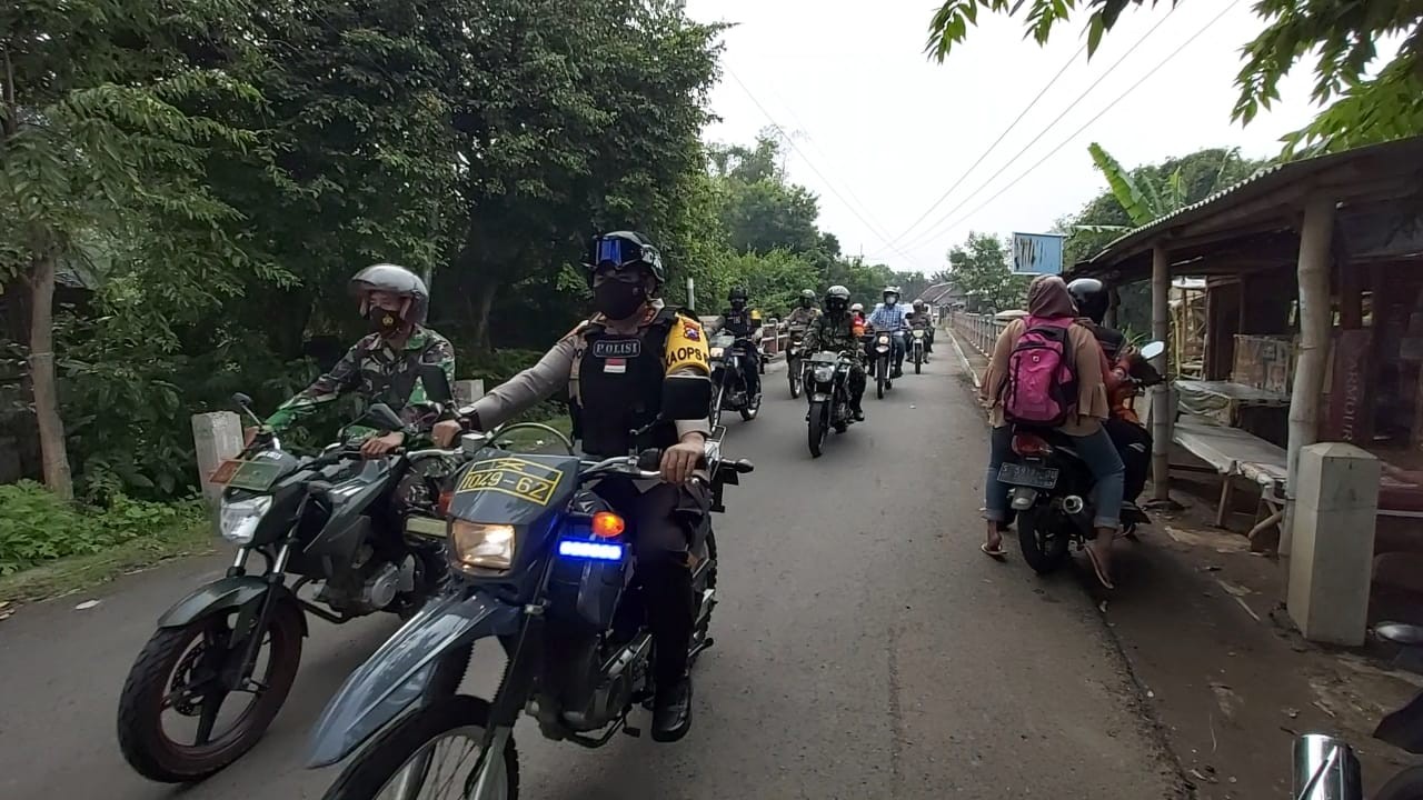 TNI Polri di Mojokerto blusukan ke Desa terpencil dengan mengendarai sepeda motor.(Deni Lukmantara/Ngopibareng)