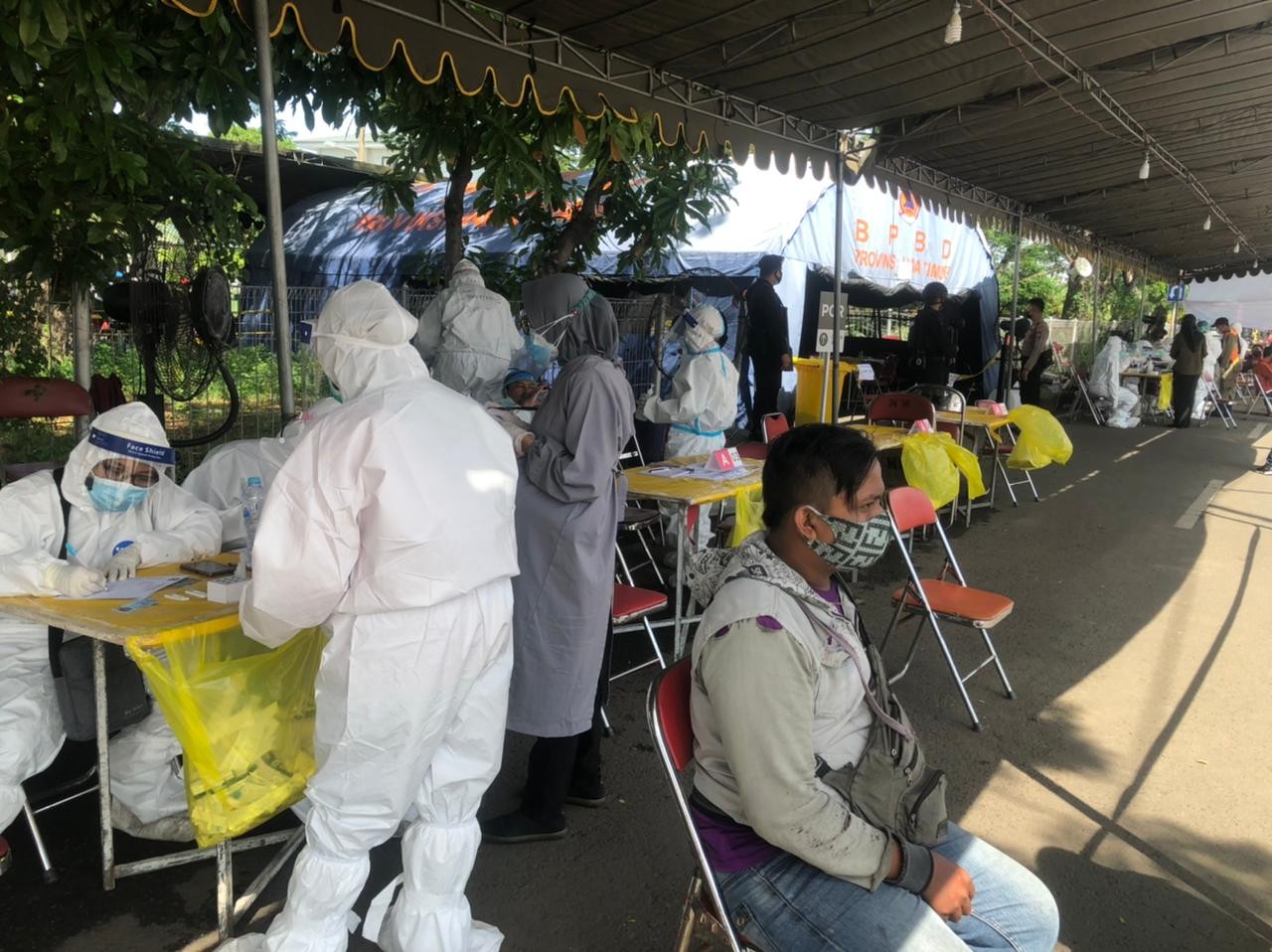 Aktivitas swab antigen di pos penyekatan Suramadu. (Foto: Andhi/NGopibareng.id)