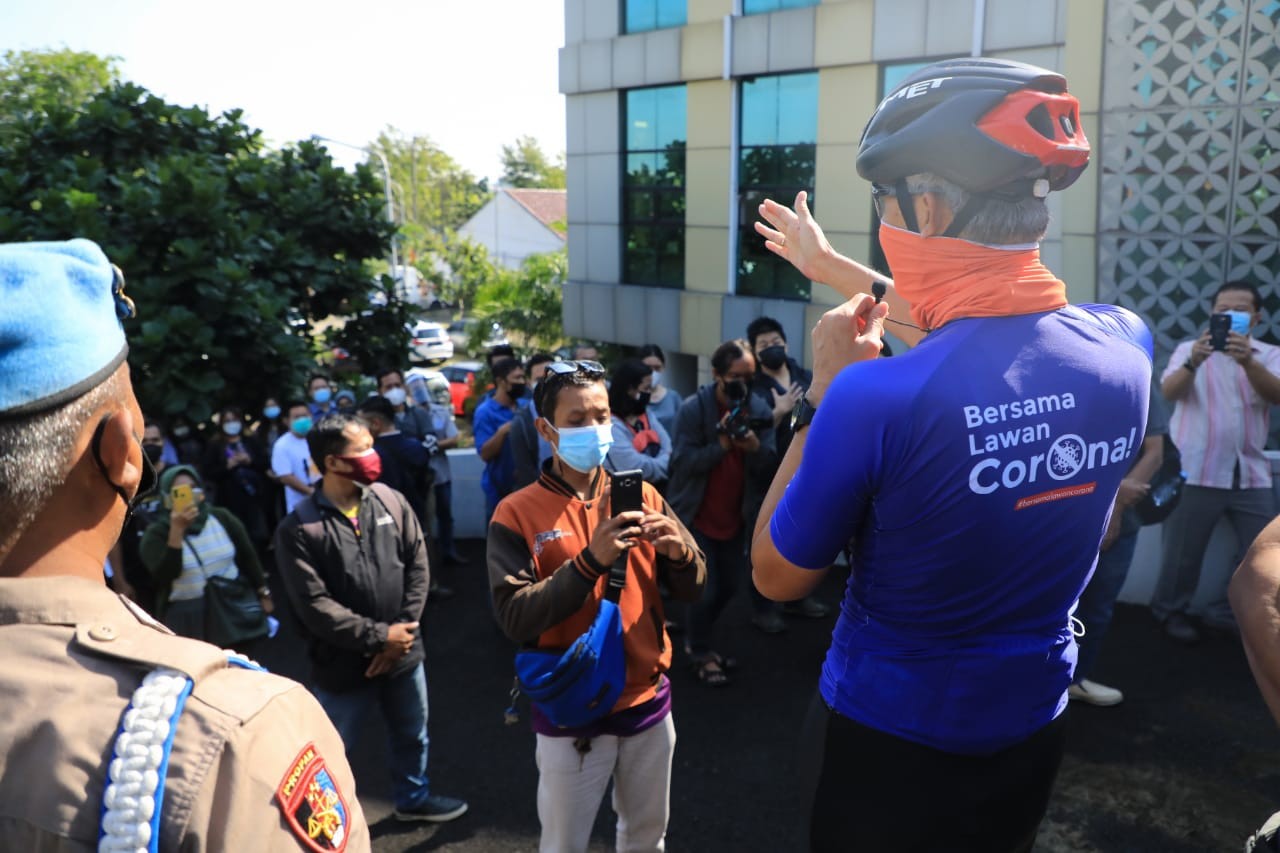 Ganjar harus turun tangan tertibkan warga yang berkerumun.(Foto: Dok Jateng)