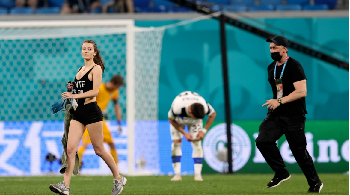 Wanita cantik nan sexy memasuki lapangan ketika Belgia berhadapan dengan Finlandia di matchday 3 Grup B, Selasa 22 Juni 2021 di Krestovsky Stadium. (Foto: Thesun.co.uk)