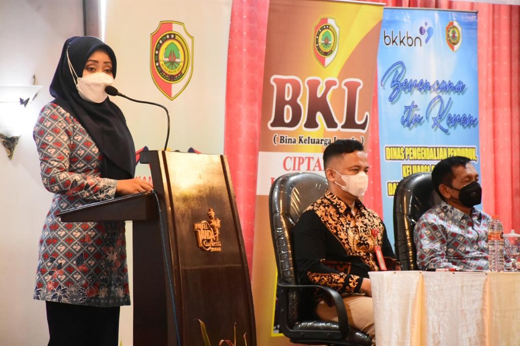 Bupati Mojokerto Ikfina Fahmawati saat memberikan sambutan di acara peringatan Hari keluarga Nasional. (Foto: Deni Lukmantara/Ngopibareng.id)