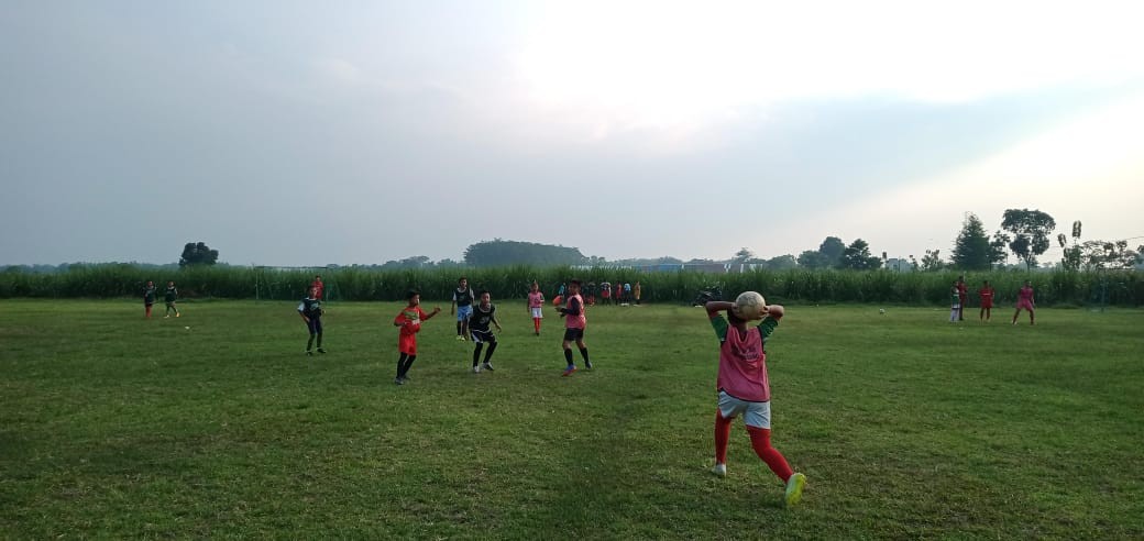 Latihan puluhan pesepakbola muda di lapangan. (Foto: Istimewa)