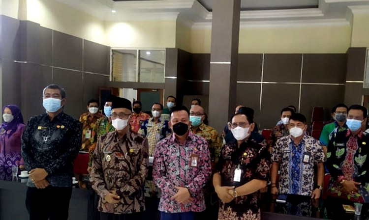 Peserta open bidding 14 OPD Pemkab Bondowoso bersama Bupati Salwa Arifin dan tim pansel usai menjalani seluruh tahapan seleksi open bidding. (dok/ngopibareng.id)