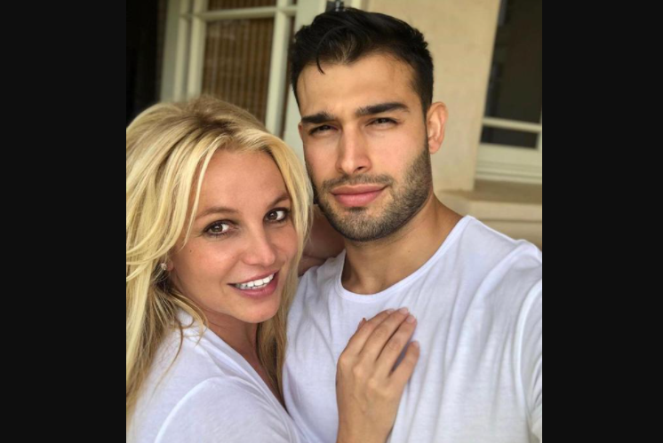 Britney Spears (kiri) bersama sang kekasih, Sam Asghari. (Foto: Twitter)