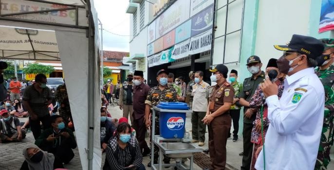 Bupati Pasuruan memantau vaksinasi di Pasar Gempol. (Foto: Istimewa)