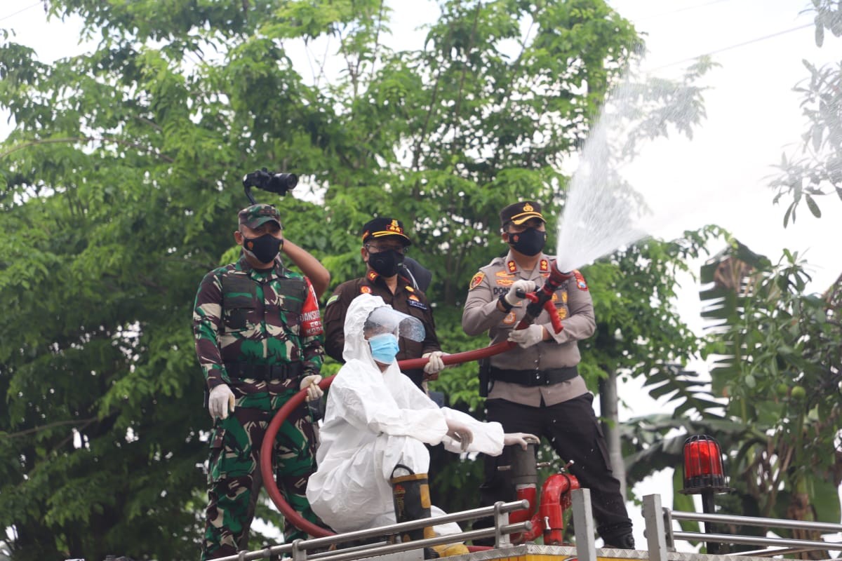 Satgas Covid-19 Kabupaten Mojokerto semprotkan disinfektan. (Foto: Deni Lukmantara/Ngopibareng.id)