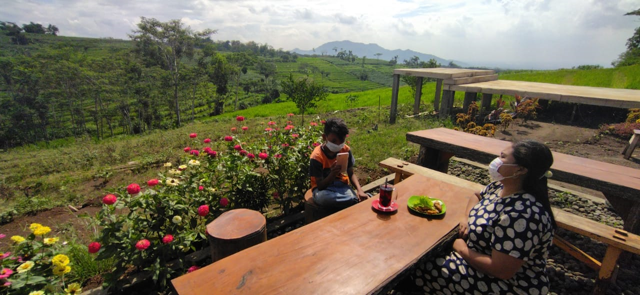 SLN Cafe Saeland tak hanya menawarkan menu yang unik tapi, juga pemandangan alam yang indah. (Foto: Fendhy Plesmana/Ngopibareng.id)