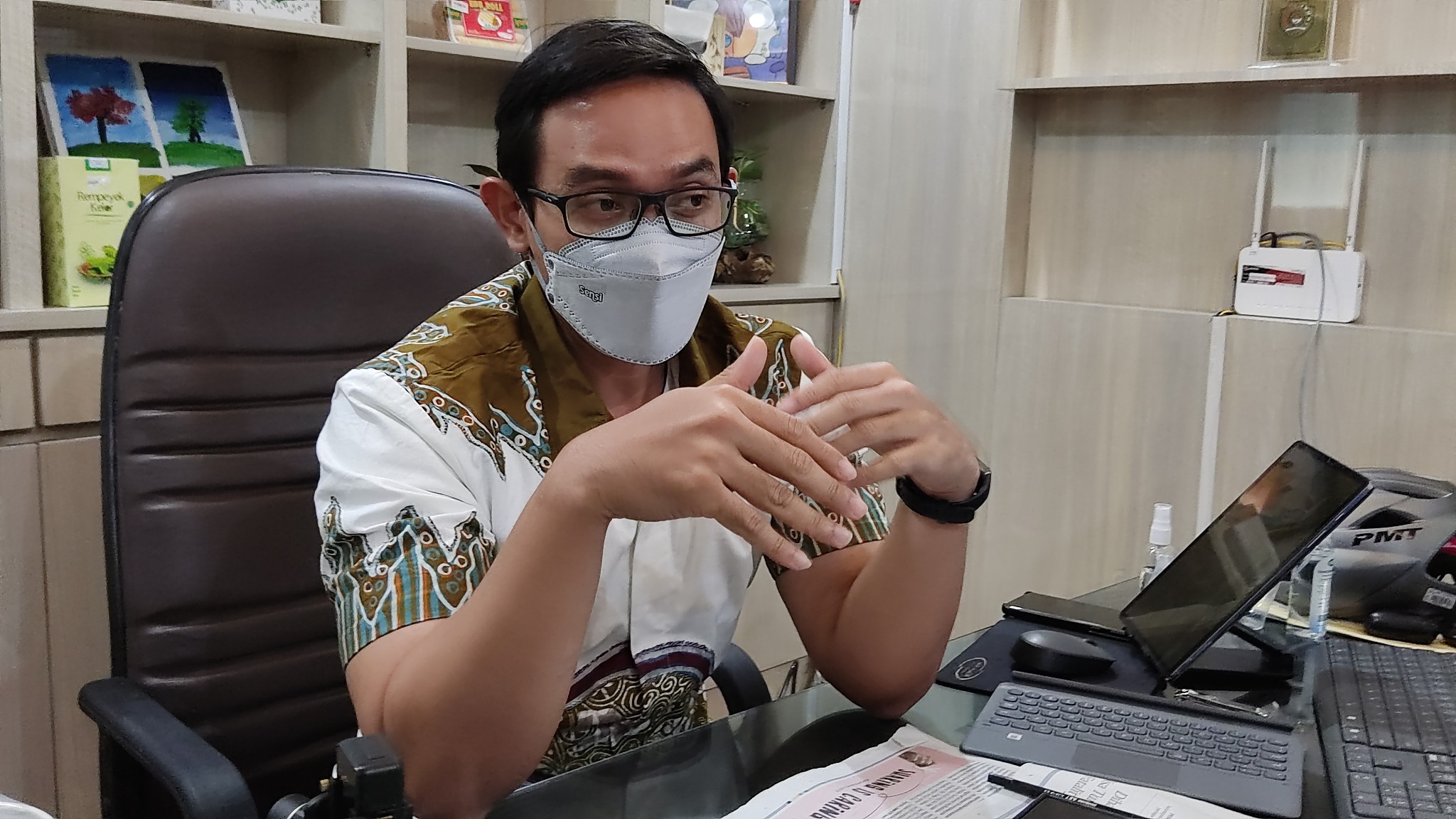 Kabag Humas Pemkot Surabaya, Febriadhitya Prajatara. (Foto: Fariz Yarbo/Ngopibareng.id)