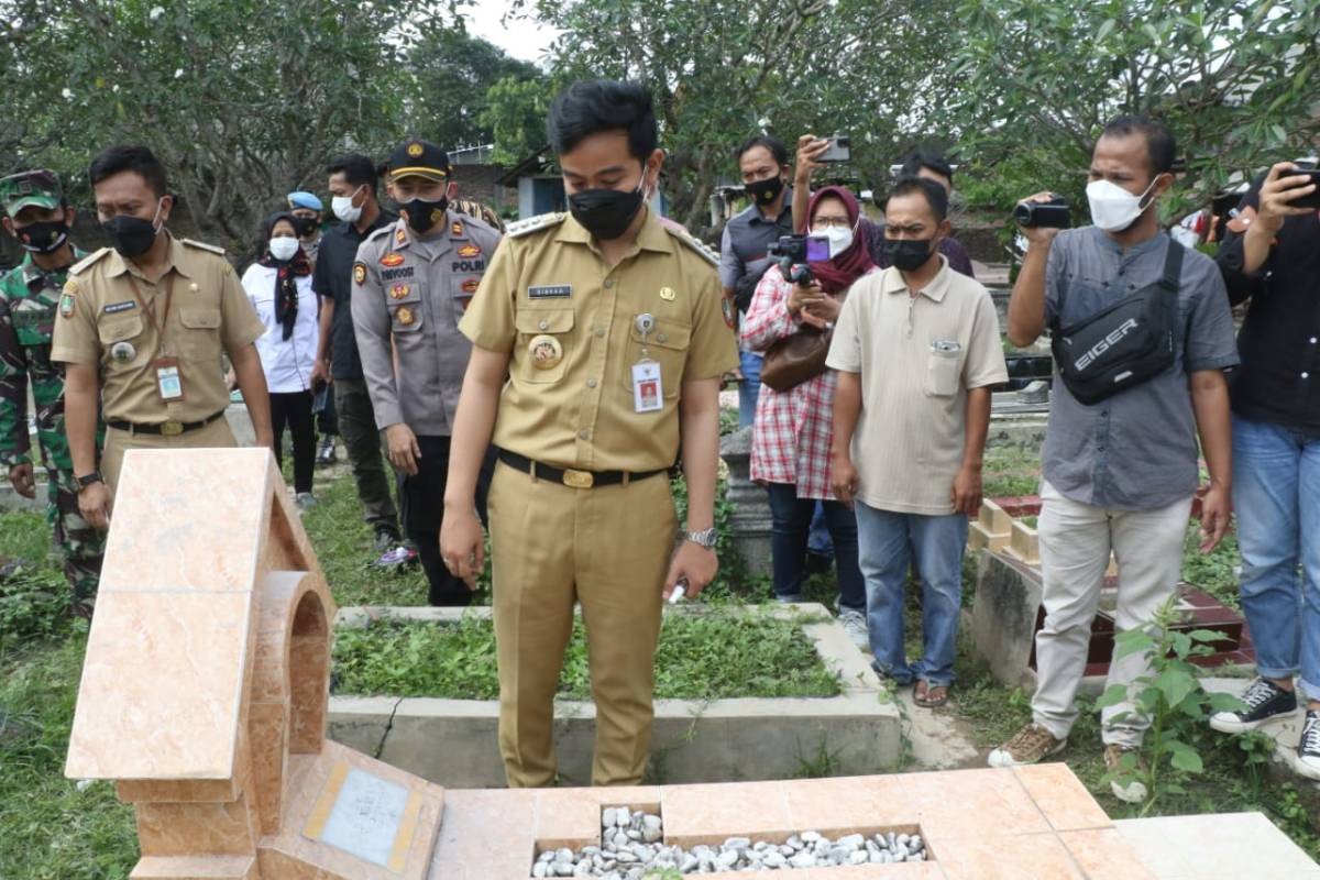 Wali Kota Surakarta, Gibran Rakabuming Raka, saat meninjau langsung makam yang dirusak. (Foto: Istimewa)