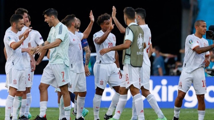 Pemain Spanyol ketika merayakan kemenangannya atas Slovakia di Euro 2020 (Foto: UEFA.com)