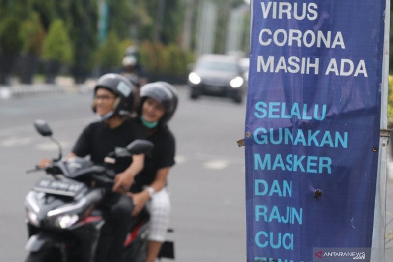 ilustrasi warga yang mengabaikan protokol kesehatan dengan menggunakan masker yang tak sesuai prosedur. (Foto: Antara)