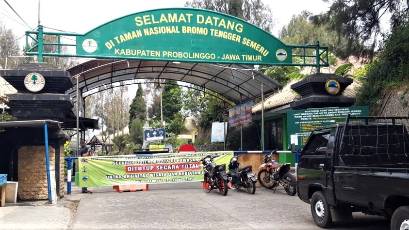 Penyekatan jalur menuju Bromo di Desa Ngadisari, Kecamatan Sukapura, Kabupaten Probolinggo. (Foto: Ikhsan Mahmudi/Ngopibareng.id)