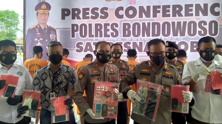 Kapolres Bondowoso AKBP Herman Priyanto (tengah) didampingi Wakapolres Kompol Susianto dan sejumlah kasat menunjukkan BB kasus narkoba. (Foto: Guido Saphan/Ngopibareng.id)