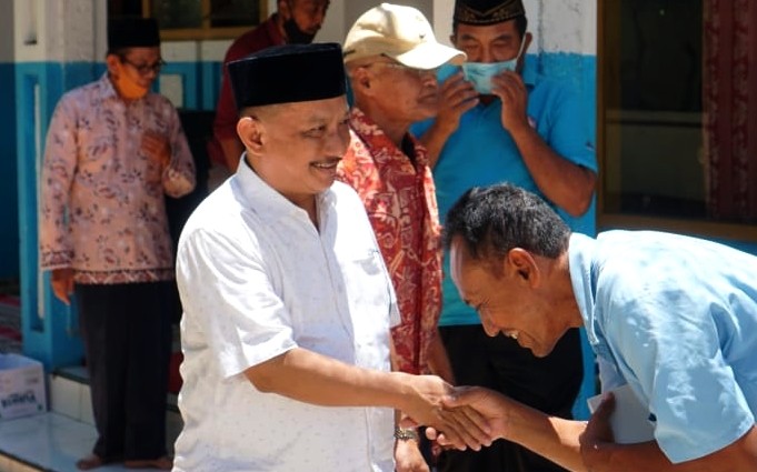 Bupati Situbondo Karna Suswandi mengajak Camat dan Kades rutin edukasi prokes Covid-19 kepada masyarakat. (foto: guido/ngopibareng.id)