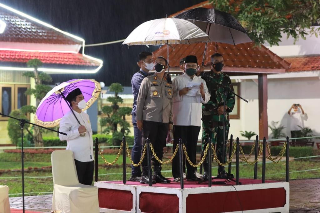 Walikota Pasuruan Saifullah Yusuf saat memberikan pengarahan penanganan Covid-19 di tengah guyuran hujan deras. (Foto: Istimewa)