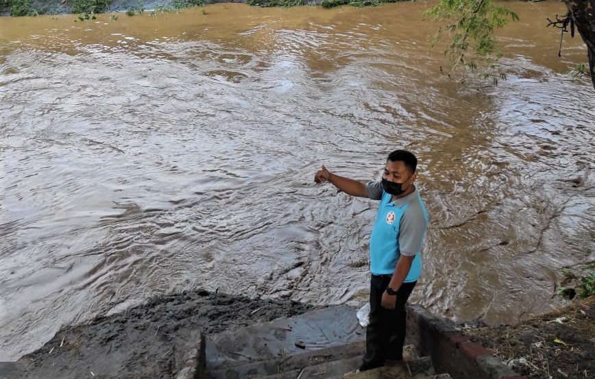 Jembatan darurat di Kedungasem, Kecamatan Wonoasih, Kota Probolinggo ini amblas diterjang banjir bandang. Hanya tersisa tangga semen (kaki jembatan) (Foto: Ikhsan Mahmudi/Ngopibareng.id)