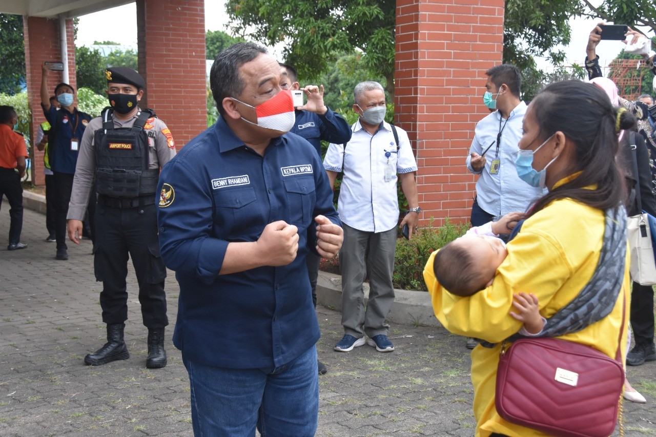 Kepala BP2MI, Benny Rhamdani nenyambut kedatangan 145 PMI terkendala dari Malaysia di Bandara Soetta, Tangerang. (Foto: Istimewa)