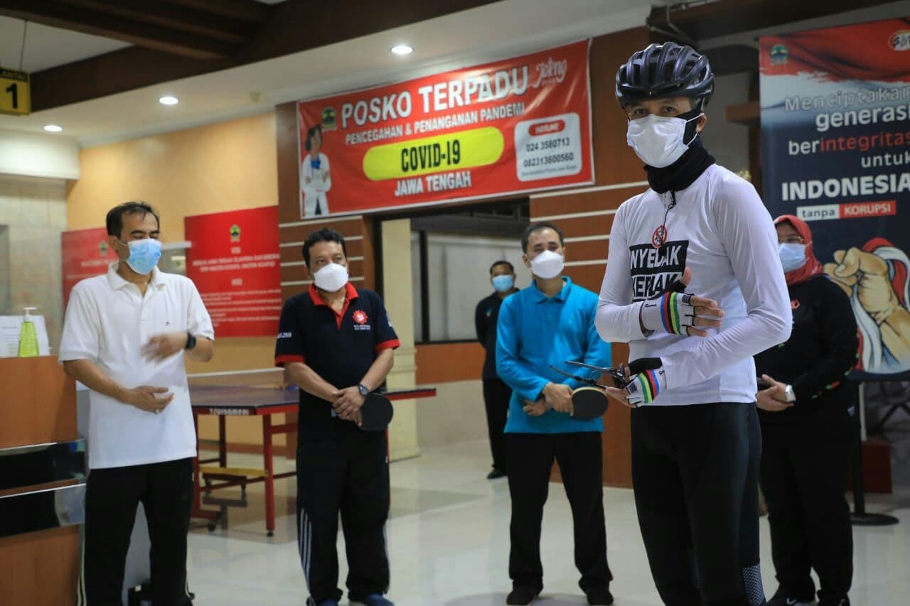 Gubernur Jawa Tengah Ganjar Pranowo meminta agar orang tua mengizinkan anaknya yang sekolah di jurusan kedokteran dan tenaga kesehatan, membantu merawat pasien Covid-19. (Foto: ist)