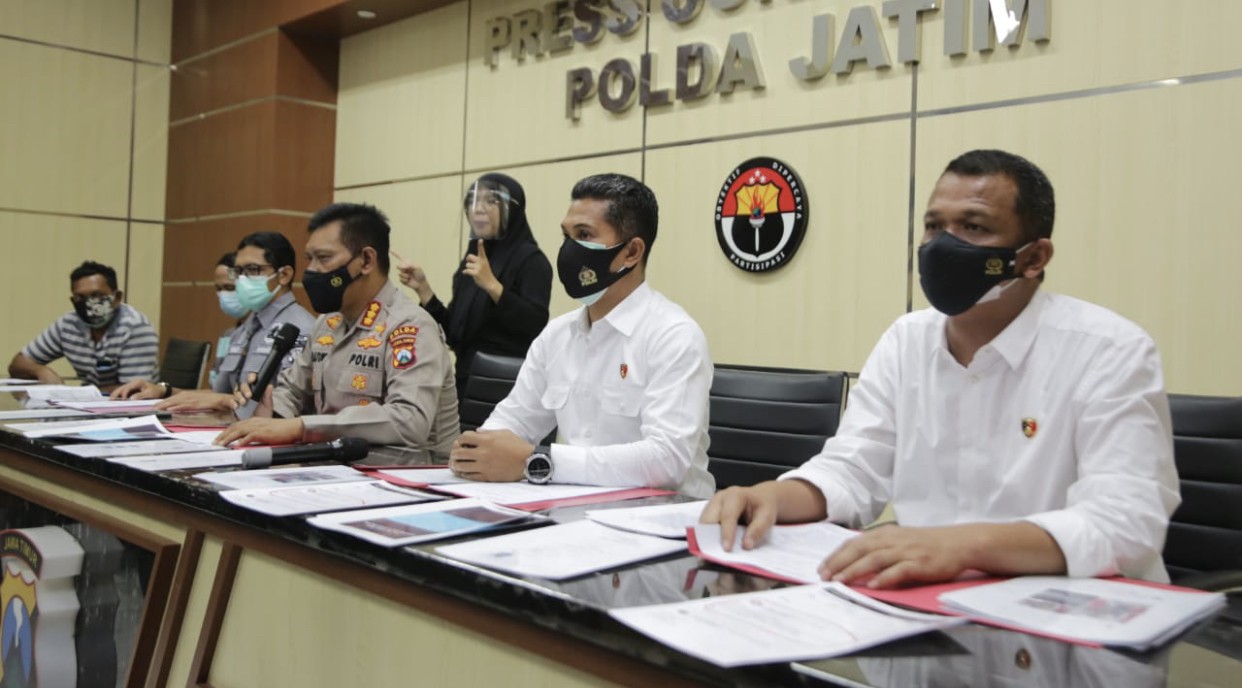 Polda Jatim usai menangkap pelaku penyebar provokasi penyerangan posko penyekatan Suramadu (Foto: dok. Humas Polda Jatim)