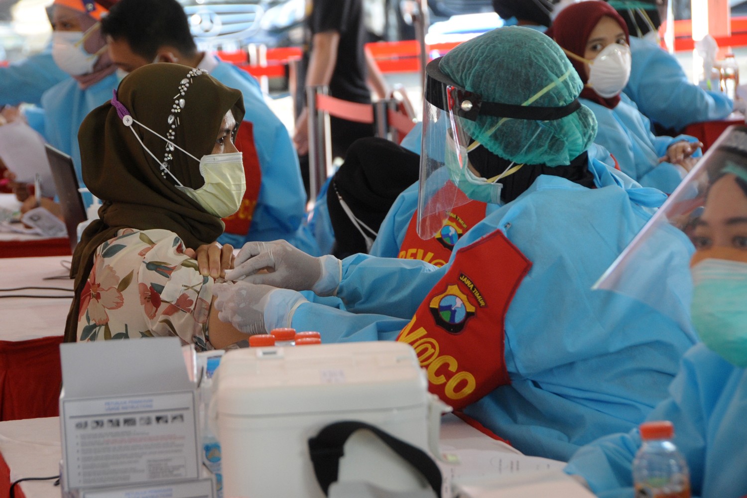 Warga mengikuti vaksinasi yang digagas Polda Jatim di Kenpark, Surabaya, Sabtu 26 Juni 2021. (Foto: Fariz Yarbo/Ngopibareng.id)