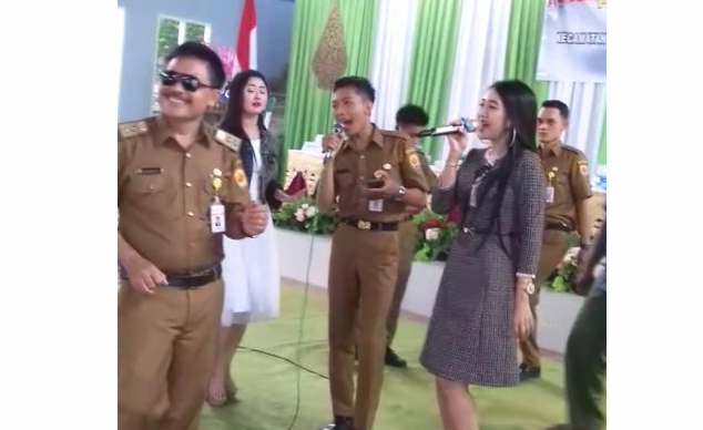 Kades dan perangkat desa lainnya di Grobogan, Jawa Tengah, terekam video asyik berjoget bareng biduan dangdut di tengah pandemi Covid-19. (Foto: Instagram @undercover)