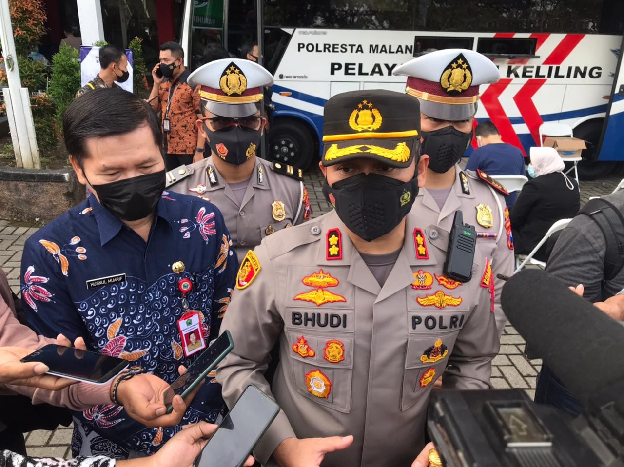 Kapolresta Malang Kota, AKBP Bhudi Hermanto saat berada di Kompleks Stadion Gajayana (Foto: Lalu Theo/ngopibareng.id)