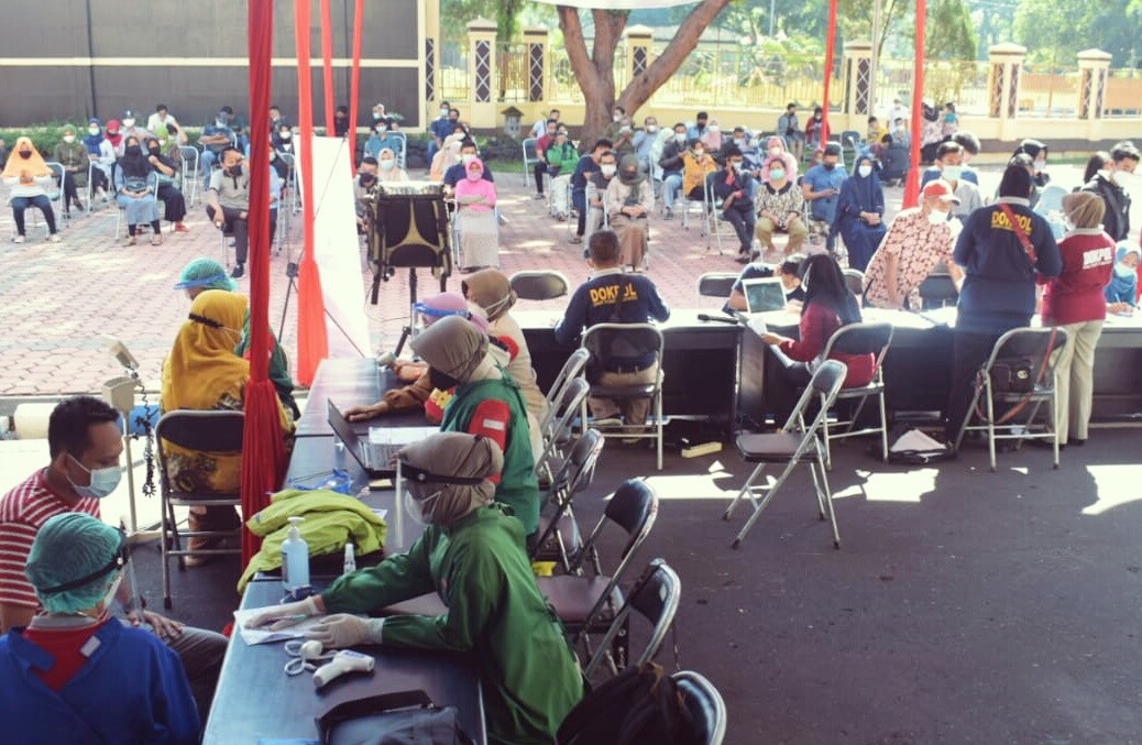 Ribuan warga sasaran vaksin Covid-19 dalam kegiatan vaksinasi massal digelar Polres Bondowoso, Sabtu, 26 Juni 2021.(Foto: Guido Saphan/Ngopibareng.id)