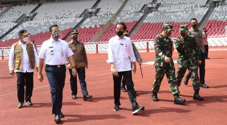 Presiden bersama Panglima TNI Hadi Tjahjadi, Kapolri Listyo Sigit Prabowo, Menkes Budi Gunadi, dan Gubernur DKI Anis Baswedan di Stadion Utama Gelora Bung Karno (GBK) melihat vaksinasi massal untuk umum. (Foto: Setpres)