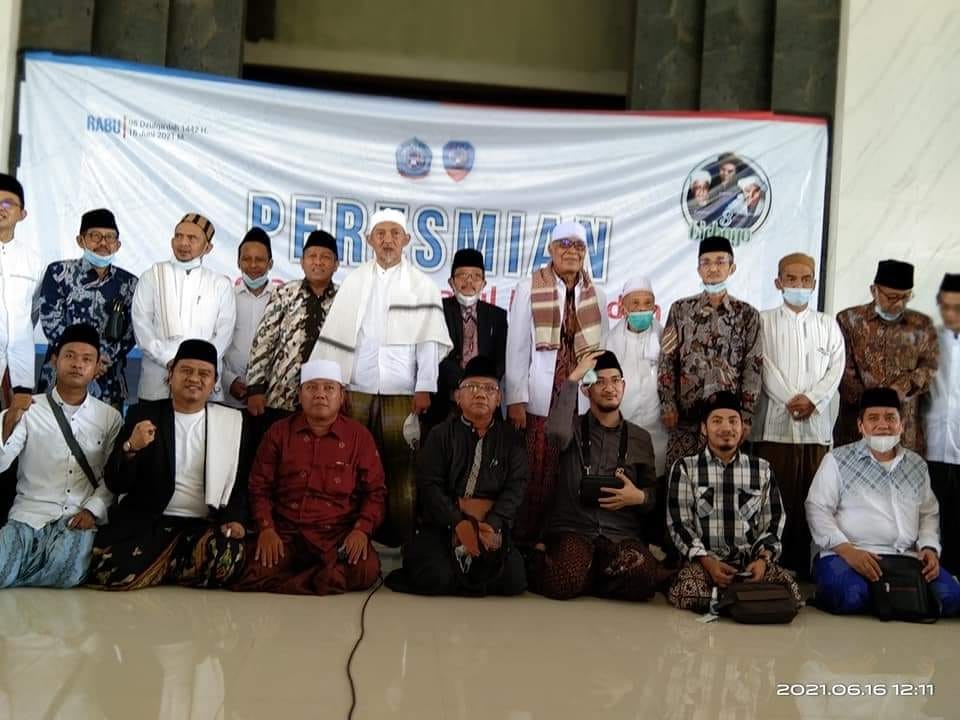 KH Kafabihi Mahrus Ali bersama KH Husein Muhammad dan keluarga besar Lirboyo dan Cirebon. (Foto: Istimewa)