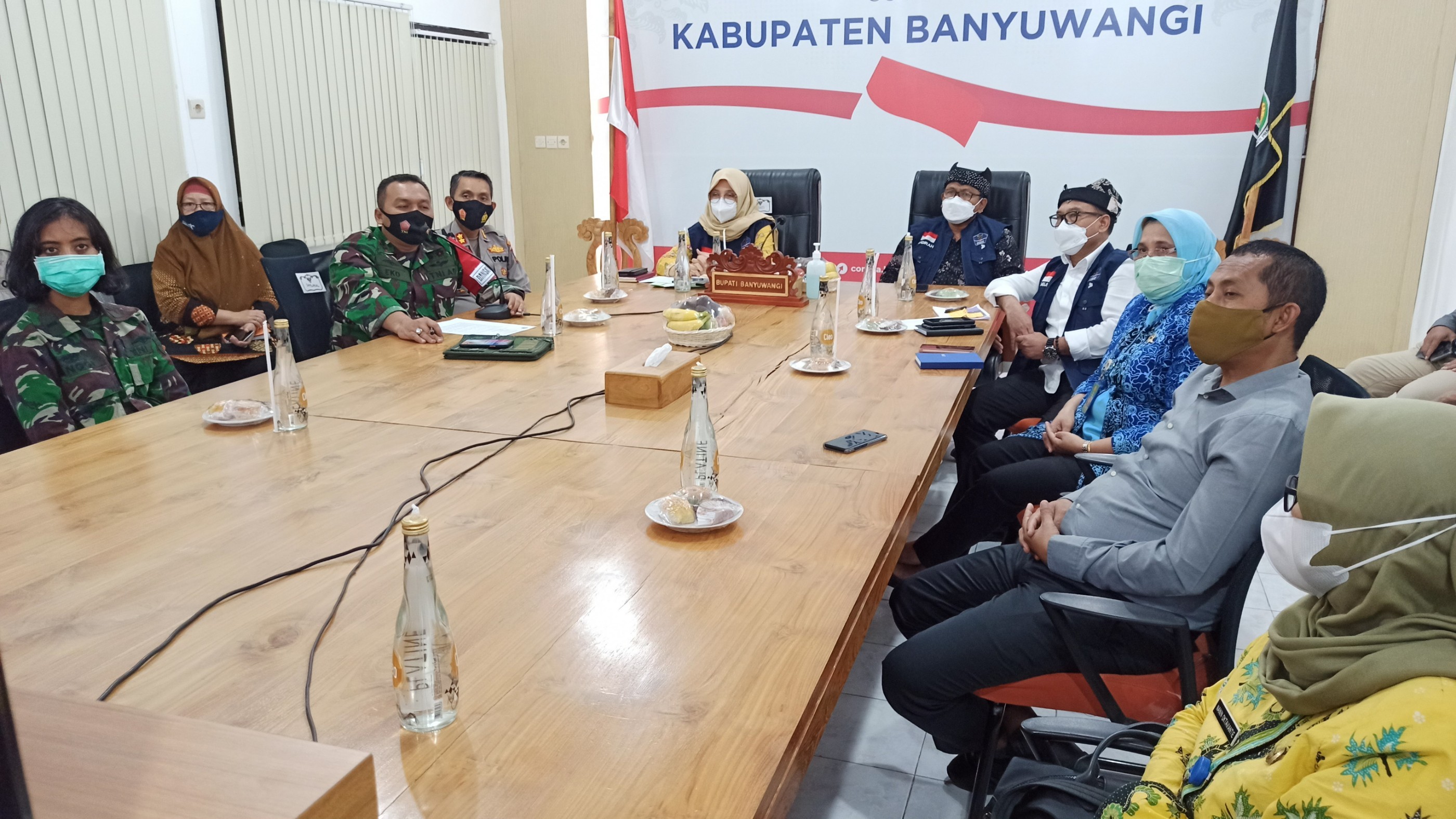 Satgas penanganan Covid-19 Banyuwangi melakukan rapat koordinasi untuk penanganan Covid-19 (Foto: Muh Hujaini/Ngopibareng.id)