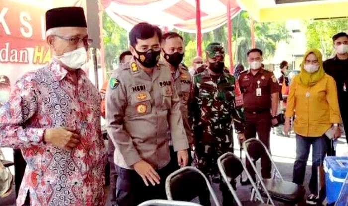 Bupati sekaligus Ketua Satgas Covid-19 Bondowoso Salwa Arifin saat meninjau vaksinasi massal di halaman kantor pemkab setempat, Sabtu 26 Juni 2021. (Foto: Guido Saphan/Ngopibareng.id)