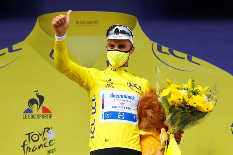 Julian Alaphilippe berhasil meraih yellow jersey pertama TdF 2021. (Foto: Istimewa)