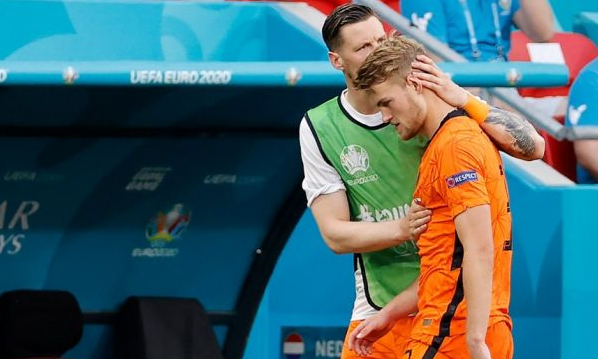 Matthijs de Ligt diganjar kartu merah pada menit ke-55 laga Belanda kontra Republik Ceko, Senin 28 Juni 2021 dini hari waktu Indonesia. (Foto: Istimewa)