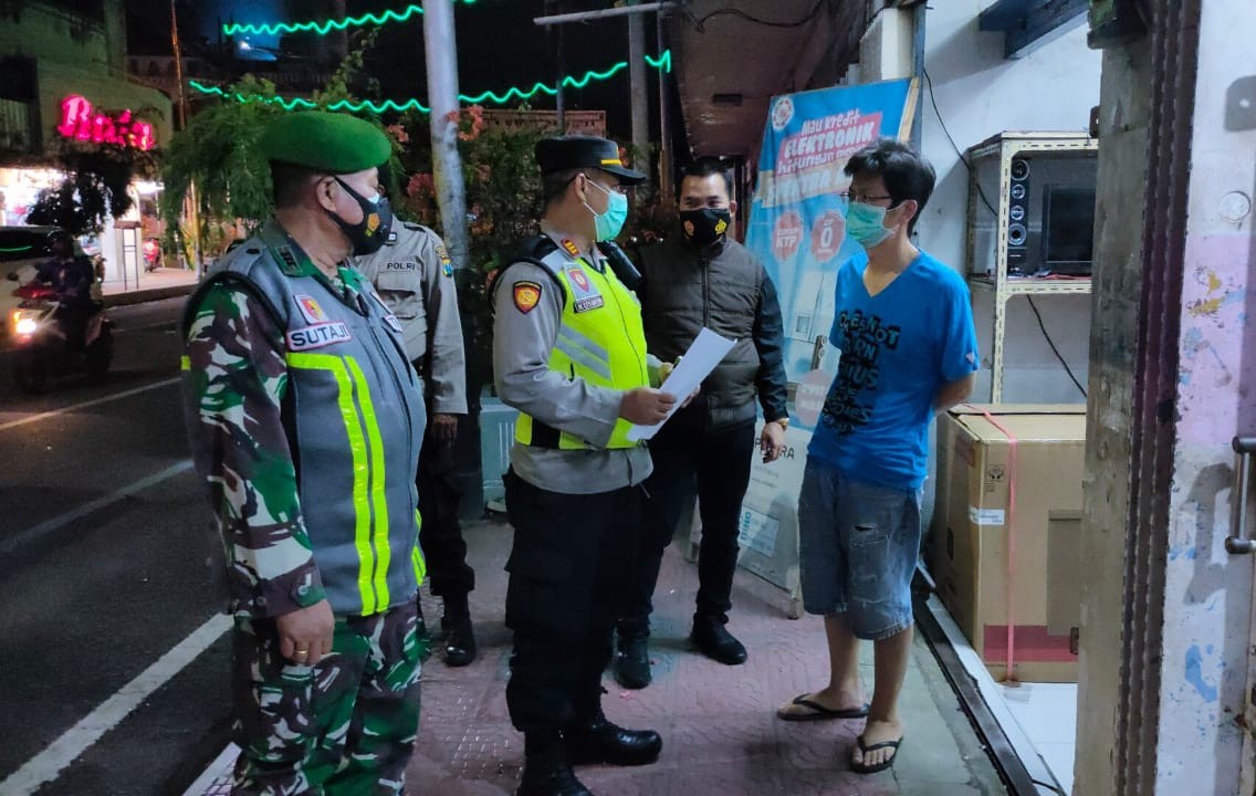 Petugas memberikan brosur sekaligus himbaun kepada pelaku usaha agar mentaati protokol kesehatan dan jam operasional yang telah ditentukan (foto:istimewa)