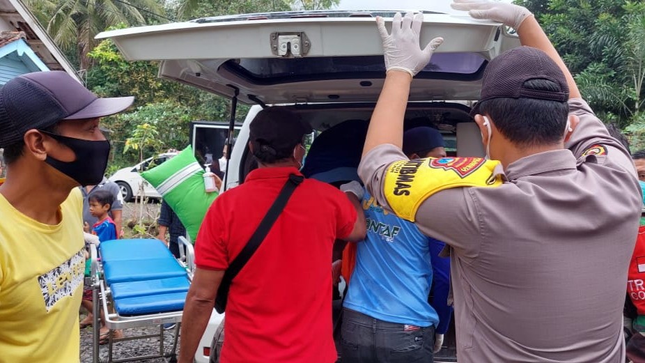 Petugas mengevakuasi mayat kakek Sutjipto menuju ke RSUD Genteng (foto:istimewa)