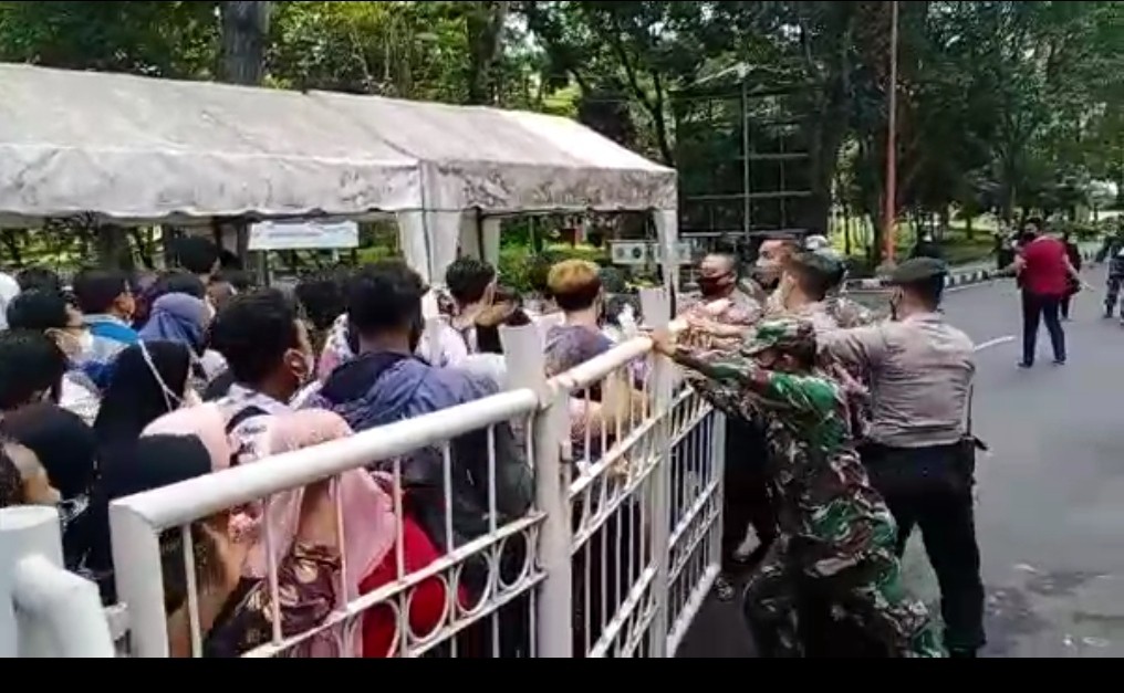 Tangkapan layar video warga mendorong pintu masuk menuju GOR Tawangalun Banyuwangi untuk mengikuti Vaksinasi Covid-19 pada Sabtu, 26 Juni 2021 lalu (istimewa)